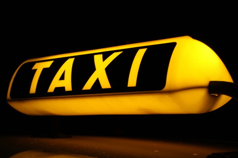 Drunken woman falls out of taxi and curses at po...