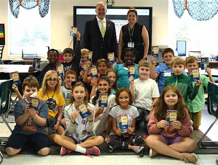 Ga. School Superintendent Richard Woods celebrates Constitution Day with teacher Karrie Palmer and students at Crabapple Lane Elementary. Photo/Fayette County School System.