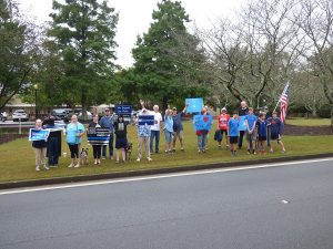 Residents rally along roadside to support law en...