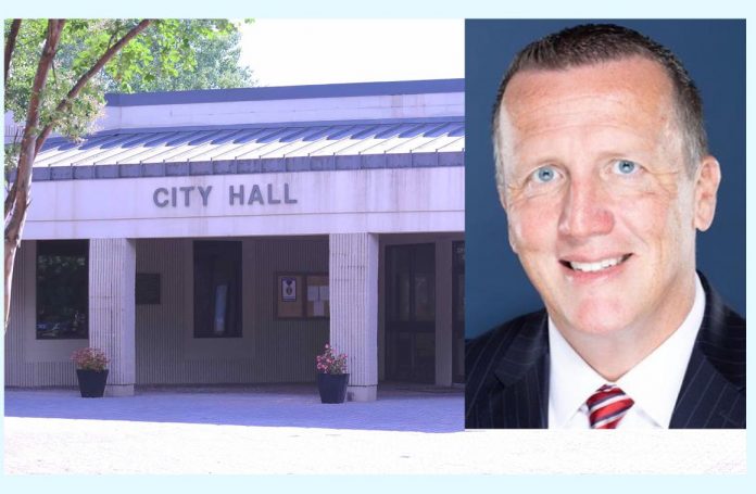 City Manager Bob Curnow (inset) with City Hall of Peachtree City in background. Photo/City of Peachtree City.