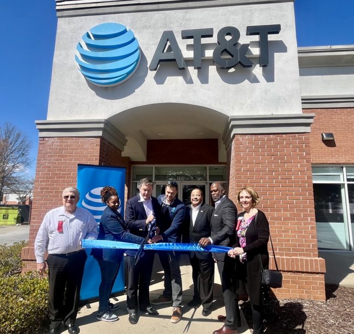 AT&T representatives are joined by Fayetteville Mayor Ed Johnson and Fayette County Chamber of Commerce CEO Leonardo McClarty for a ceremonial ribbon cutting at the AT&T store located at the Fayetteville Pavilion. Photo/Mary Elizabeth Roberson, AT&T