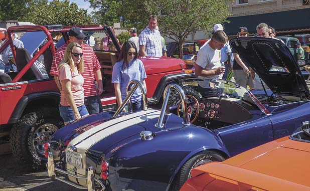 A crowd for the cars