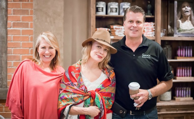 ‘Walking Dead’ actress visits fans